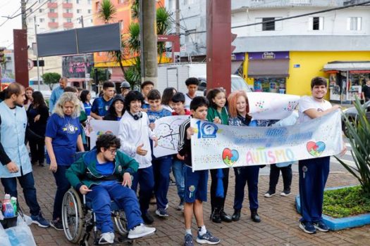 Escola de São Caetano fecha Abril Azul com caminhada de conscientização sobre autismo