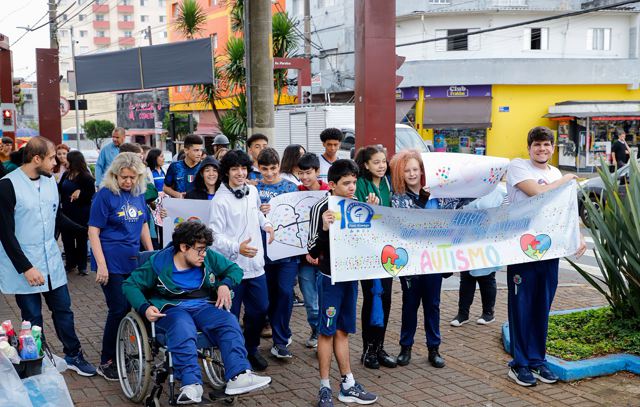 Escola de São Caetano fecha Abril Azul com caminhada de conscientização sobre autismo