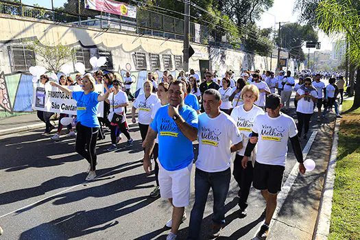 Caminhada une famílias na luta contra as drogas