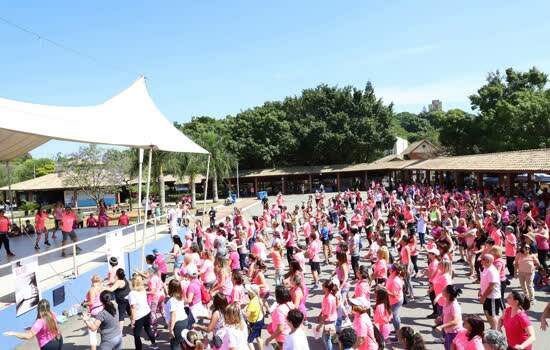 Caminhada Outubro Rosa atrai mais de 600 pessoas em São Caetano