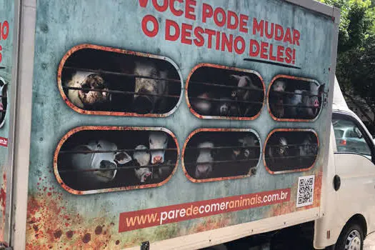 Ação leva caminhão com imagens de animais destinados ao abate às ruas