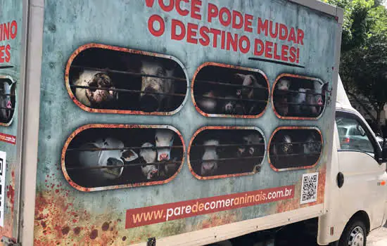 Ação leva caminhão com imagens de animais destinados ao abate às ruas