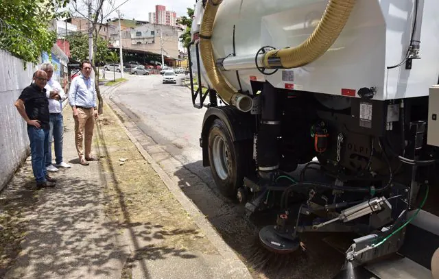 Santo André usa caminhão varredeira para ajudar na prevenção de enchentes e alagamentos