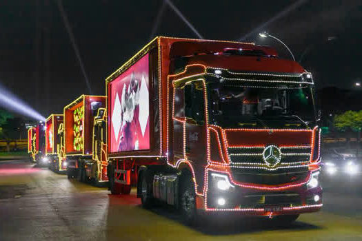 Estrela da Mercedes-Benz ilumina a Caravana de Natal da Coca-Cola