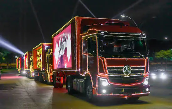 Estrela da Mercedes-Benz ilumina a Caravana de Natal da Coca-Cola