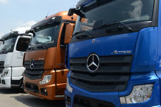 Mercedes-Benz supera o marco de 1.000 caminhões Novo Actros entregues a clientes no Brasil