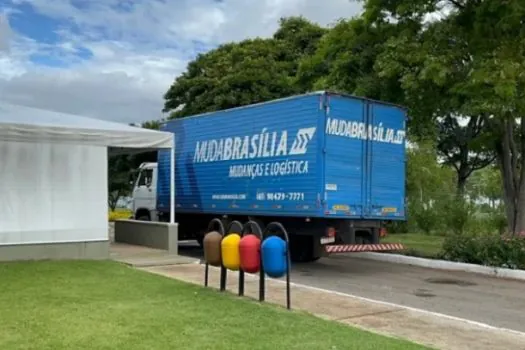 Caminhões de mudança chegam ao Alvorada a 16 dias do fim do mandato de Bolsonaro