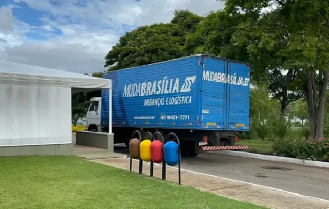 Caminhões de mudança chegam ao Alvorada a 16 dias do fim do mandato de Bolsonaro