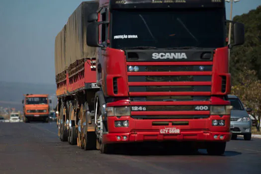 Veículos com até 30 metros estão autorizados a trafegar durante a madrugada na Rodovia Anchieta