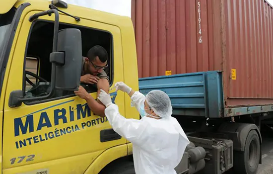 Governos aproveitam Janssen para vacinar caminhoneiros e moradores em situação de rua