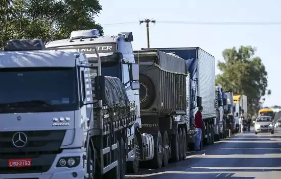 Caminhoneiros chamam proposta do governo sobre combustíveis de “solução tabajara”