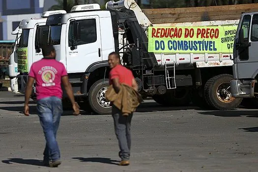 Ofensiva dos caminhoneiros sobre governo, por diesel, volta a ganhar força