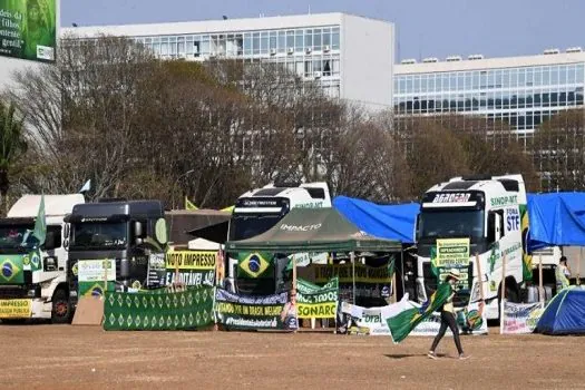 Caminhoneiros começam a deixar a Esplanada e governo do DF espera reabrir vias