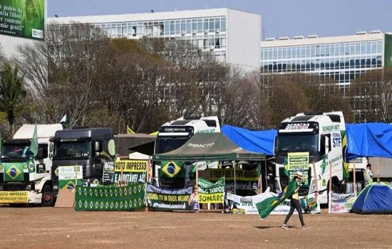 Caminhoneiros começam a deixar a Esplanada e governo do DF espera reabrir vias