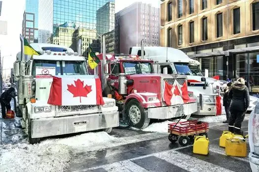 Polícia prende caminhoneiros e libera ponte na fronteira entre EUA e Canadá