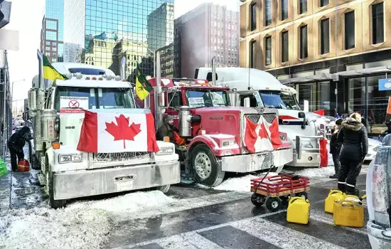 Polícia prende caminhoneiros e libera ponte na fronteira entre EUA e Canadá