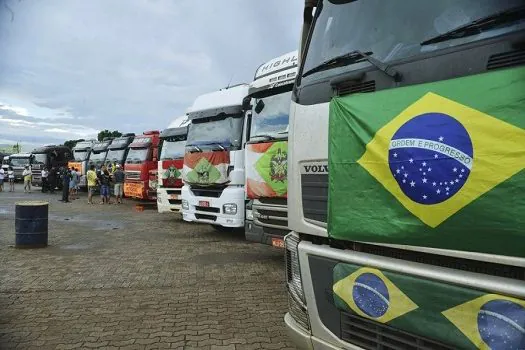 Em greve, caminhoneiros dizem que movimento será “principalmente” em Santos