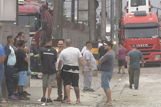 Caminhoneiros protestam no Porto de Santos por isenção do ICMS dos combustíveis