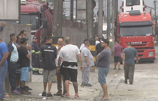 Caminhoneiros protestam no Porto de Santos por isenção do ICMS dos combustíveis