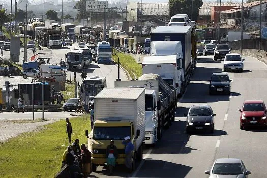 Caminhoneiros recebem auxílio com parcela dobrada