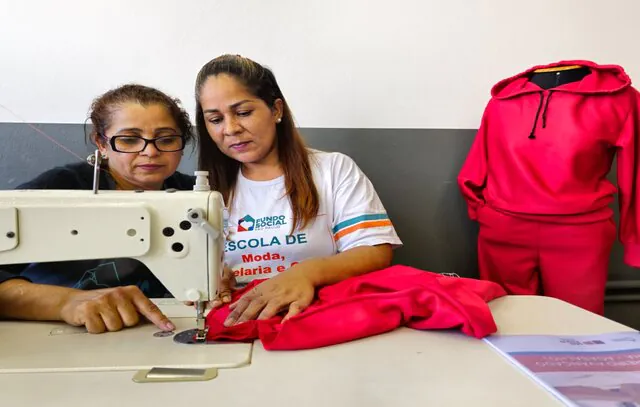 Voluntários costuram roupas para a Campanha do Agasalho: “É feito com muito amor”