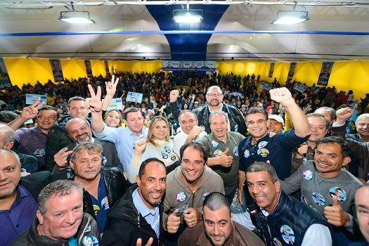 Arrancada Rumo à Vitória reúne 10 mil pessoas em apoio a Carla Morando e Marcelo Lima