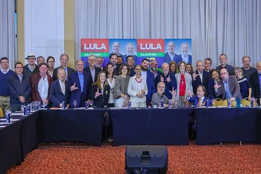 Lula recebe apoio de personalidades da sociedade civil