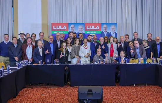 Lula recebe apoio de personalidades da sociedade civil