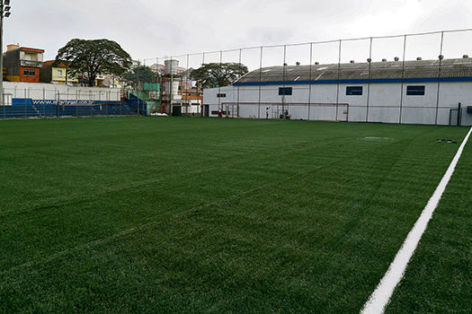 Neymar e outros jogadores brasileiros fazem coro repudiando uso de grama sintética