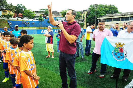 Reforma do campo do Jardim ABC amplia oferta de esporte e lazer _x000D_