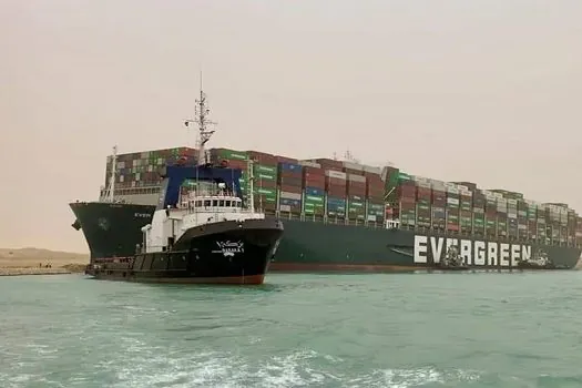 Petroleiro encalha e bloqueia brevemente o Canal de Suez, no Egito