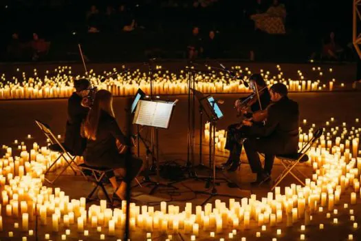 Exposição “Monet À Beira d’Água” é palco de espetáculo à luz de velas