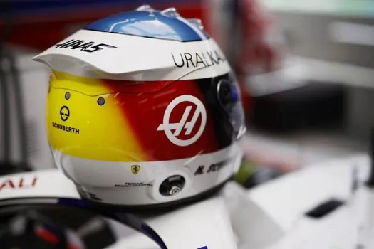 Mick Schumacher usa réplica do capacete do pai 30 anos após estreia na F-1