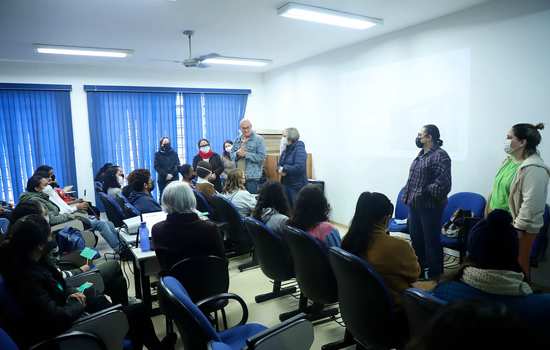 Agentes de apoio escolar passam por treinamento em Diadema