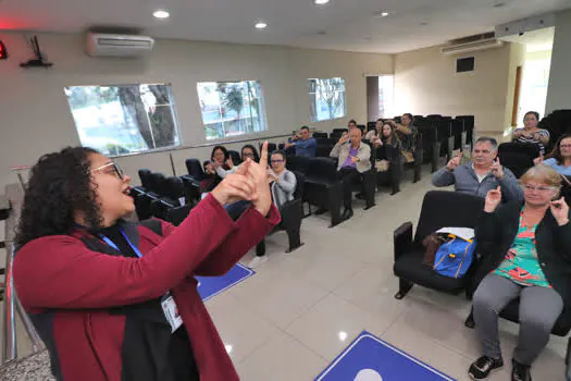 Capacitação de LIBRAS a servidores segue até novembro em Ribeirão Pires