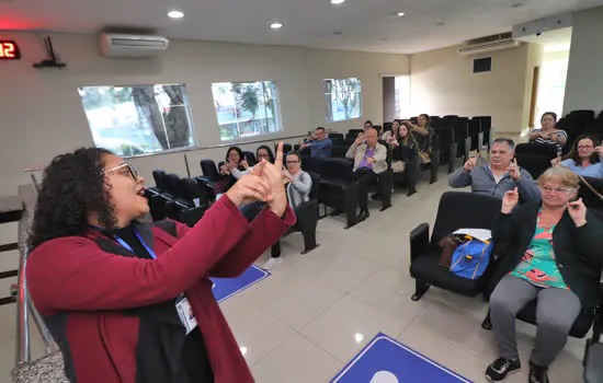 Capacitação de LIBRAS a servidores segue até novembro em Ribeirão Pires