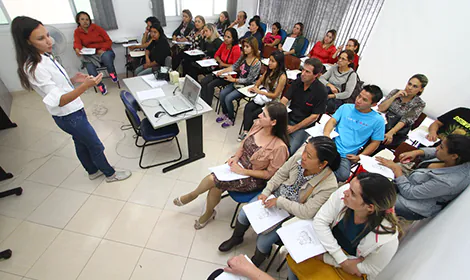 Feirantes recebem capacitação para manipulação de alimentos