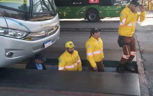 Agentes de trânsito participam de treinamento para inspecionar ônibus e veículos escolares