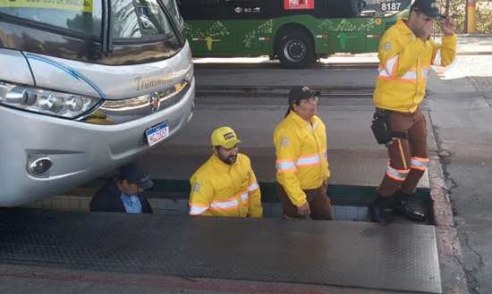 Agentes de trânsito participam de treinamento para inspecionar ônibus e veículos escolares