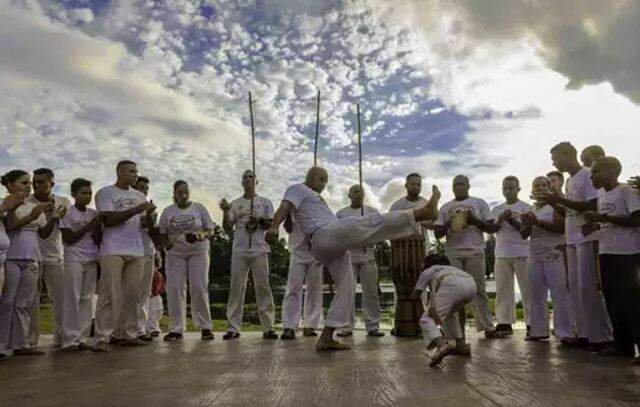 Estação Palmeiras-Barra Funda da CPTM recebe roda de capoeira na