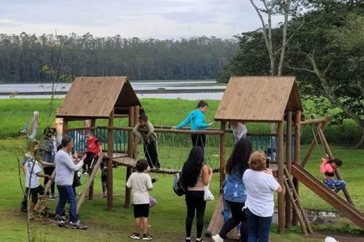 CAPS de Ribeirão Pires realiza piquenique com crianças sobre o mês do TEA