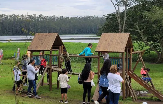 CAPS de Ribeirão Pires realiza piquenique com crianças sobre o mês do TEA