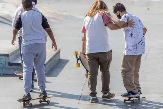 Caps Infantojuvenil de Santo André promove atividade terapêutica em pista de skate