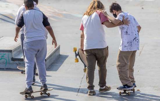 Caps Infantojuvenil de Santo André promove atividade terapêutica em pista de skate