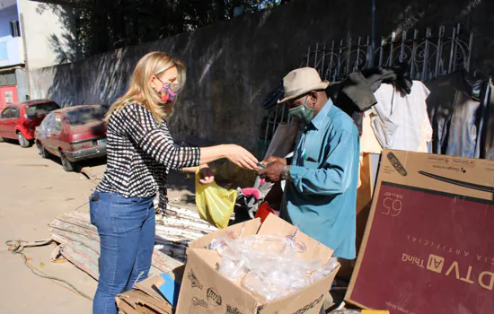 Deputada Carla Morando participa de ação para entrega de máscaras