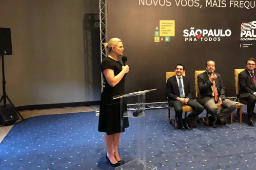 Carla Morando discursa em cerimônia de lançamento de novos voos da Gol