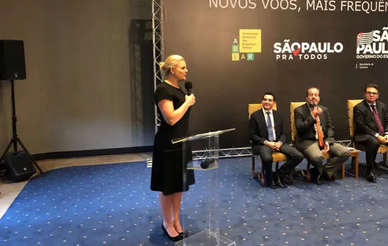 Carla Morando discursa em cerimônia de lançamento de novos voos da Gol