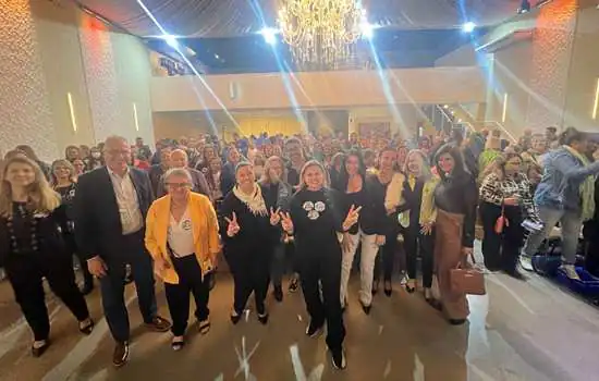 Em reunião com educadores