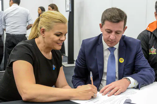 Prefeito Orlando Morando e deputada Carla Morando doam salário para combate ao Covid-19