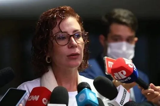 Carla Zambelli e André Valadão têm perfis suspensos nas redes sociais